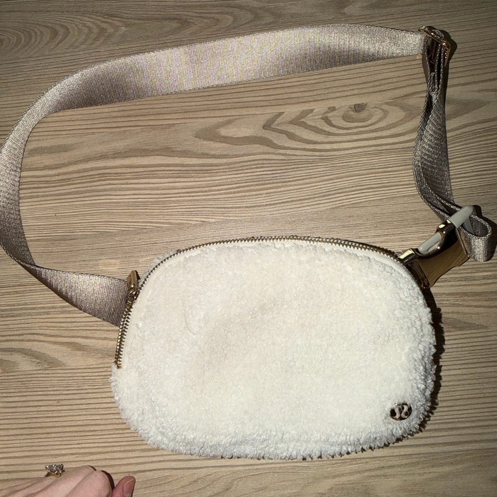 LULULEMON Sherpa belt bag